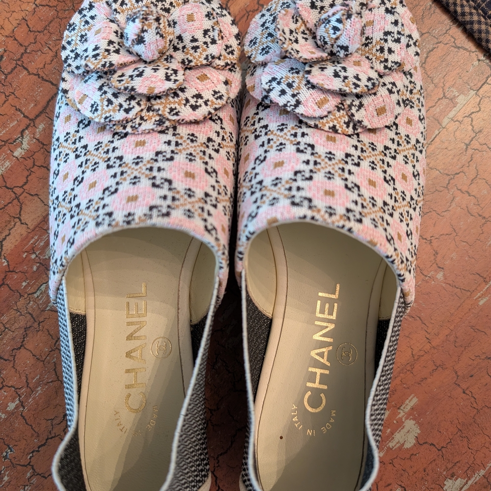 CHANEL Women's Floral Loafers - Pink and Black - Picture 5 of 9